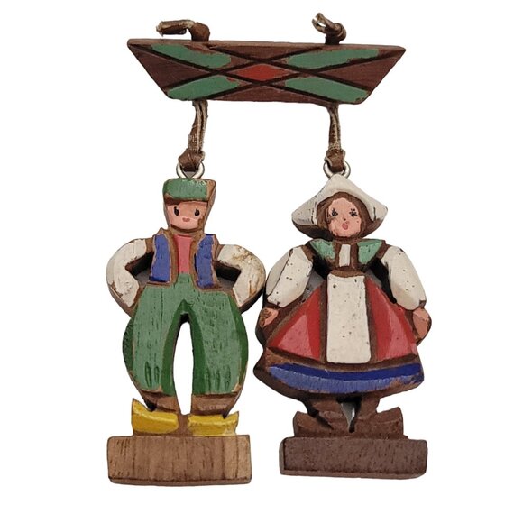 Vintage Wood Carved Man Woman Figural Pair Bar Dangle Brooch E909